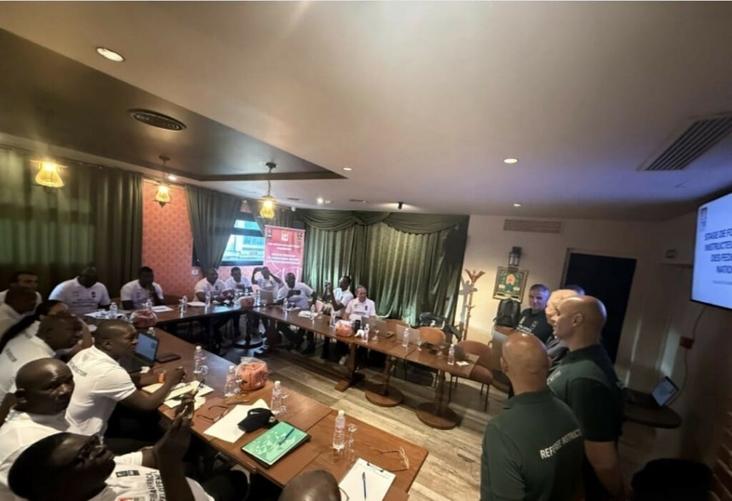 Peut être une image de étudier