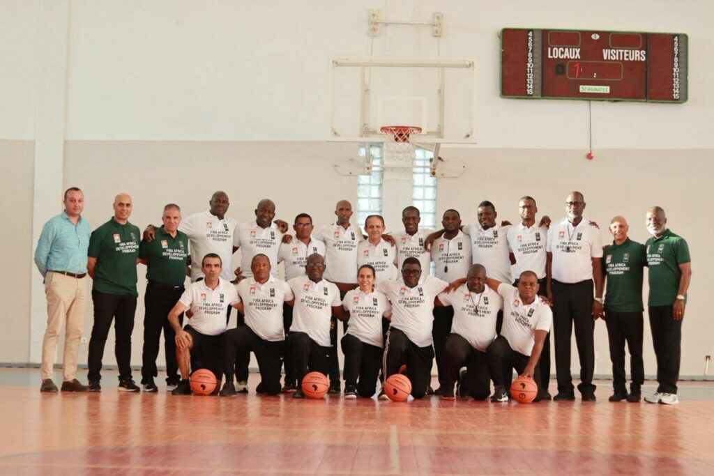 Peut être une image de volley-ball, basket-ball et texte